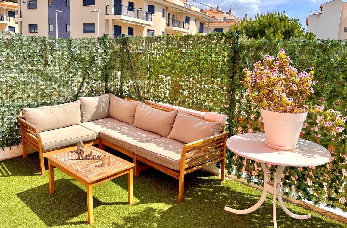 Zona de descanso en la terraza compartida de Pensión Rench Playa