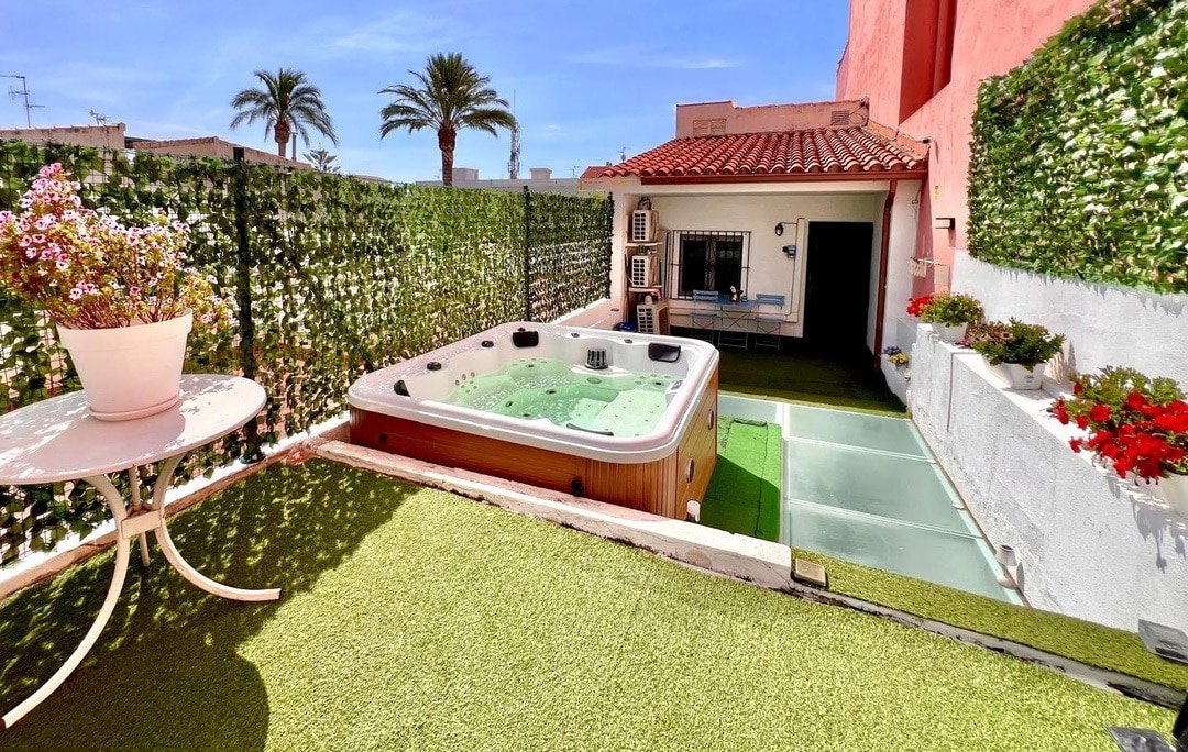 Jacuzzi compartido al aire libre en la terraza de la pensión