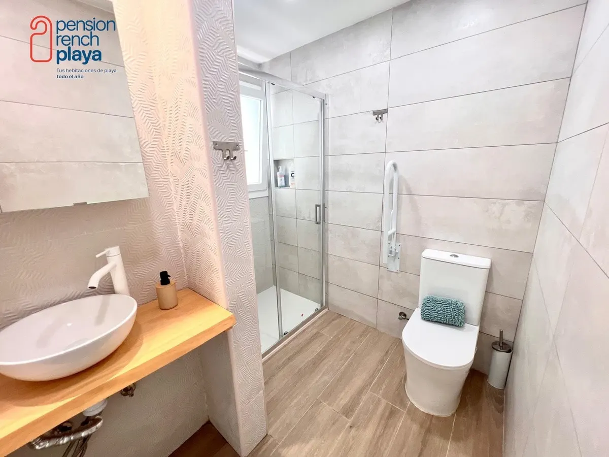 Baño privado de la habitación premium con ducha, lavabo e inodoro