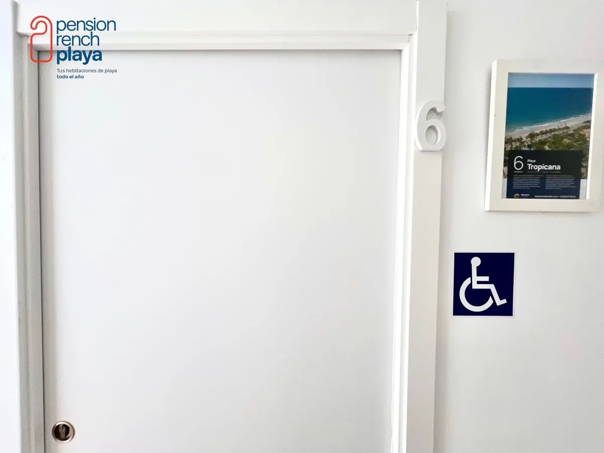 Puerta de entrada de la habitación premium